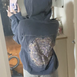 Urban outfitters hoodie - Jätte snygg hoodie anvönde ksk 5 gånger, Den är XS men passar mig som kan använda Xs-M