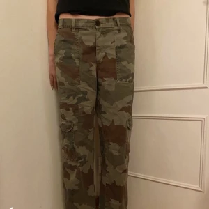 Cargo byxor  - Cargo byxor, bra skick köpt på second hand.