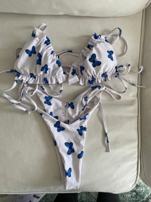 Oanvänd bikini - Superfin oanvänd bikini med fjärilsmönster. Strl L men sitter som S/M beroende på hur man knyter.