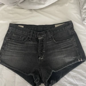 Lågmidjade jeansshorts - Lågmidjade jeansshorts från Rag & bone. Storlek 26 men passar även mindre🥰