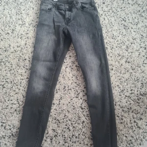 Jeans - Hej säljer jack and jones jeans ny skick haft på mig dom 1 gång har bara legat i garderoben så bestämdr mig för sälja dom Ny pris var 450kr säljer för 150kr eftersom dom var it använda