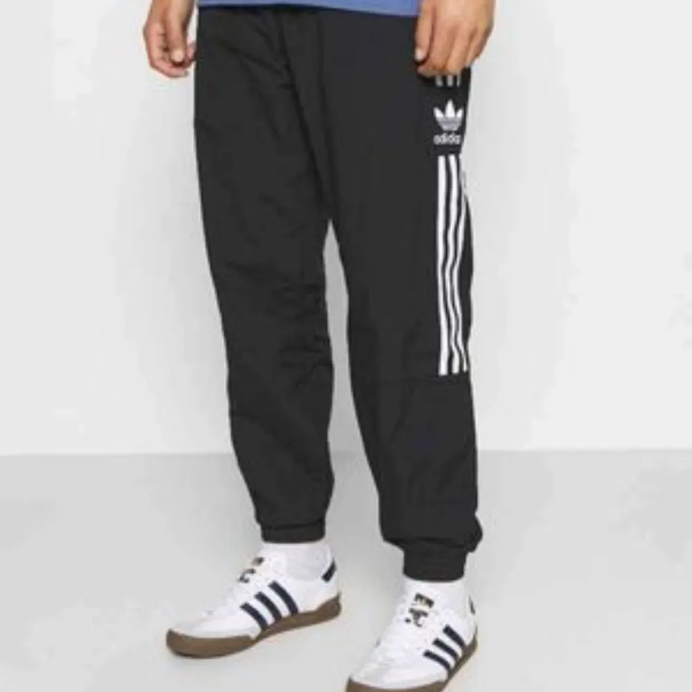 Selling this Adidas pants I got as a gift but didn't fit me and couldn't return as return date expired... . Jeans & Byxor.