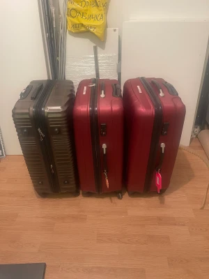 Resväskor  - Säljer 3 resväskor som bara har används en gång. Det är 67 cm på höjden och 46 på breden 450 styck 