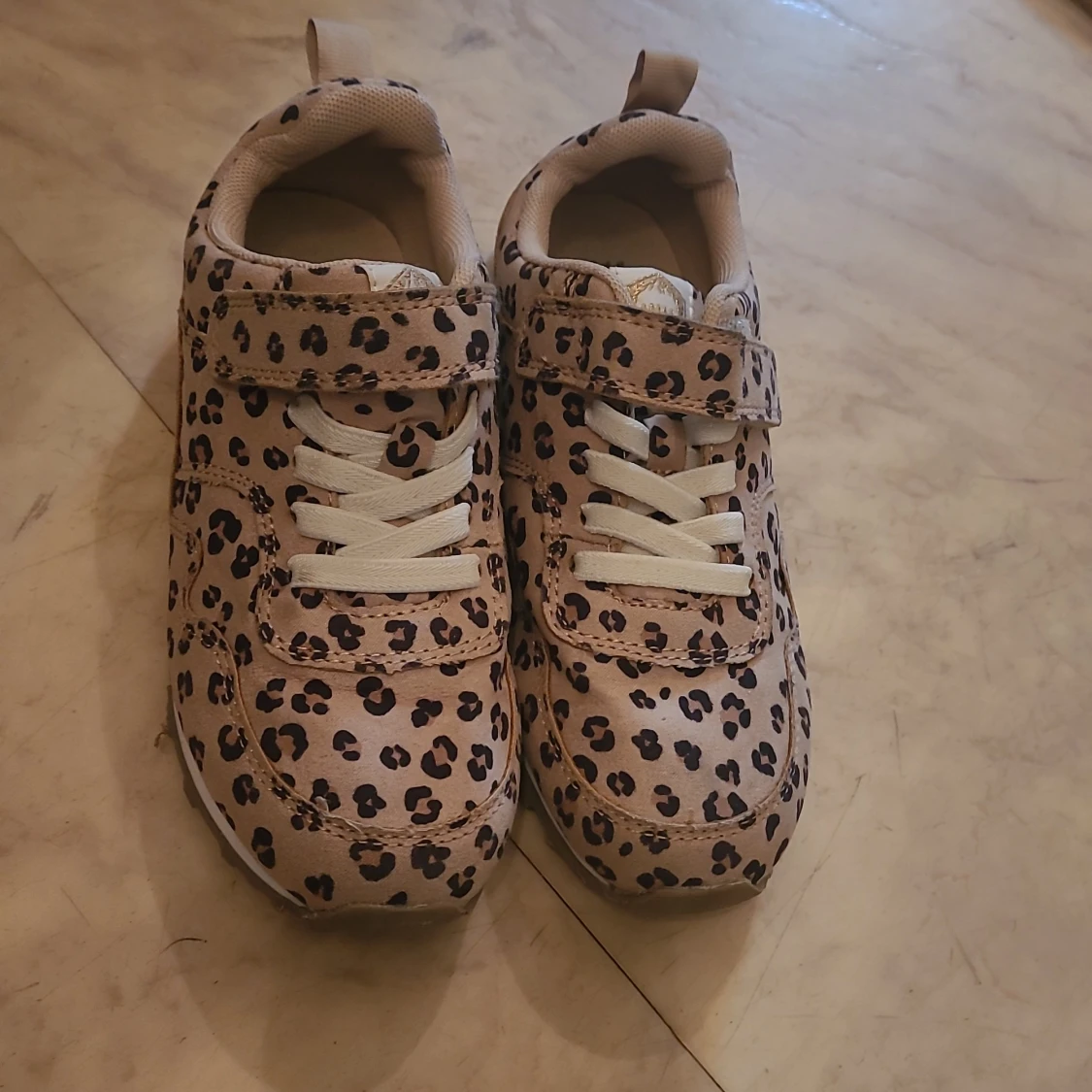 Sneakers använda bara inomhus