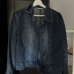 Jeansjacka  - Mörkblå jeansjacka. Har inte plats för fler jackor därför säljer jag.