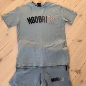 Hoodrich dress - Hoodrich i storlek S, M. Den är köpt på Jd för ca 7 månader sen men är i fint skick. Säljer den för att den är för liten för mig. Bilden är inte den bästa men skriv för fler bilder! Pris kan diskuteras vid snabb affär!
