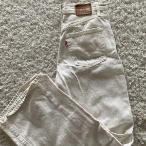 Levi’s jeans - Midja storlek 26, vet ej benlängden men sitter bra på mig som är 1.65, säljer då de inte amvänds! Skriv för mer bilder. Dom är ribcage och wide.