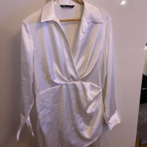 Vit satinklänning - Omlottklänning i satin från zara. Liten i storleken så passar en större M eller liten L. 