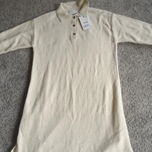Helt ny och använd zara klänning - Vit zara klänning som är oanvänd och helt ny. Prislappen är kvar
