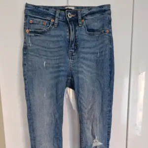 Blåa jeans från Lager 157. Vintage snake. Säljer pga för små.