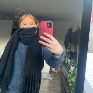 CARIN WESTER HALSDUK - Hej! Säljer denna supergosiga svarta Carin Wester halsduk. Köptes för 500kr på Åhléns i vinstras och användes 1 gång, säljes för att hitta ett nytt hem där den används mer!💜💜