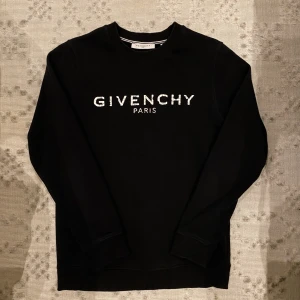 Givenchy tröja - Ny skick, original priset är 2400kr, säljer den pågrund av storleken, har du några frågor om priset eller tröjan skriv gärna.