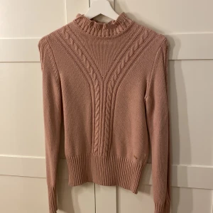 Stickad tröja - Supersöt rosa stickad tröja från Holly and whyte by Lindex i storlek xs(passar s). Superfin men kommer aldrig till användning tyvärr💕