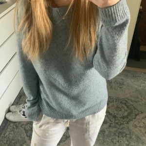 Stickad tröja  - Väldigt fin stickad tröja från vero Moda, säljs då den inte kommer till användning, använd ett fåtal gånger🤍