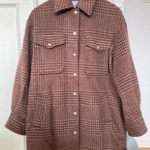 Rutig jacka  - Mjuk rutig jacka Love&Divine. Använd och fortfarande i fint skick. Stl. XS men mer en SMALL skulle jag säga. Perfekt till vår och höst eller med en lättdunjacka under när det blir kallare.