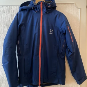 Haglöfs skidjacka  - Använd och i gott skick. Fodrad vinterjacka till dam från Haglöfs. Snölås och skipassficka. 