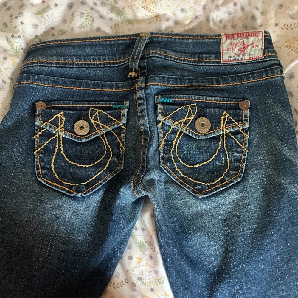 Säljer dessa super snygga true religon jeansen. Säljer pågrund av att dom var lite för stora på mig, köpta hör på Plick! . Jeans & Byxor.