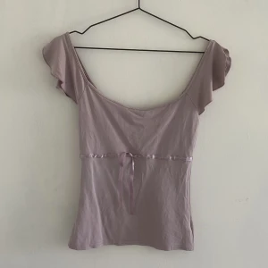 GULLIG TOP - gullig off the shoulder topp i rosé färg med rosett. strl xs