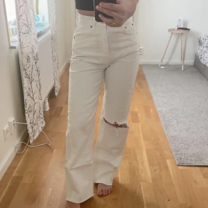 Vita jeans  - Vita straight jeans i storlek 34 från pull&bear i väldigt bra skick. 100% bomull :) 