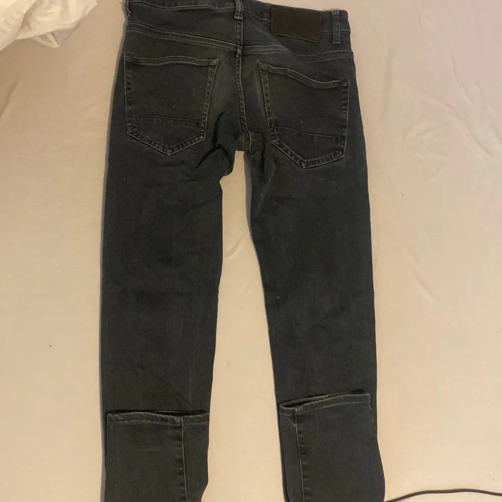 Haft ungefär 1år använt ungefär 8 gånger inga hål funkar lika bra som när jag köpte dom . Jeans & Byxor.