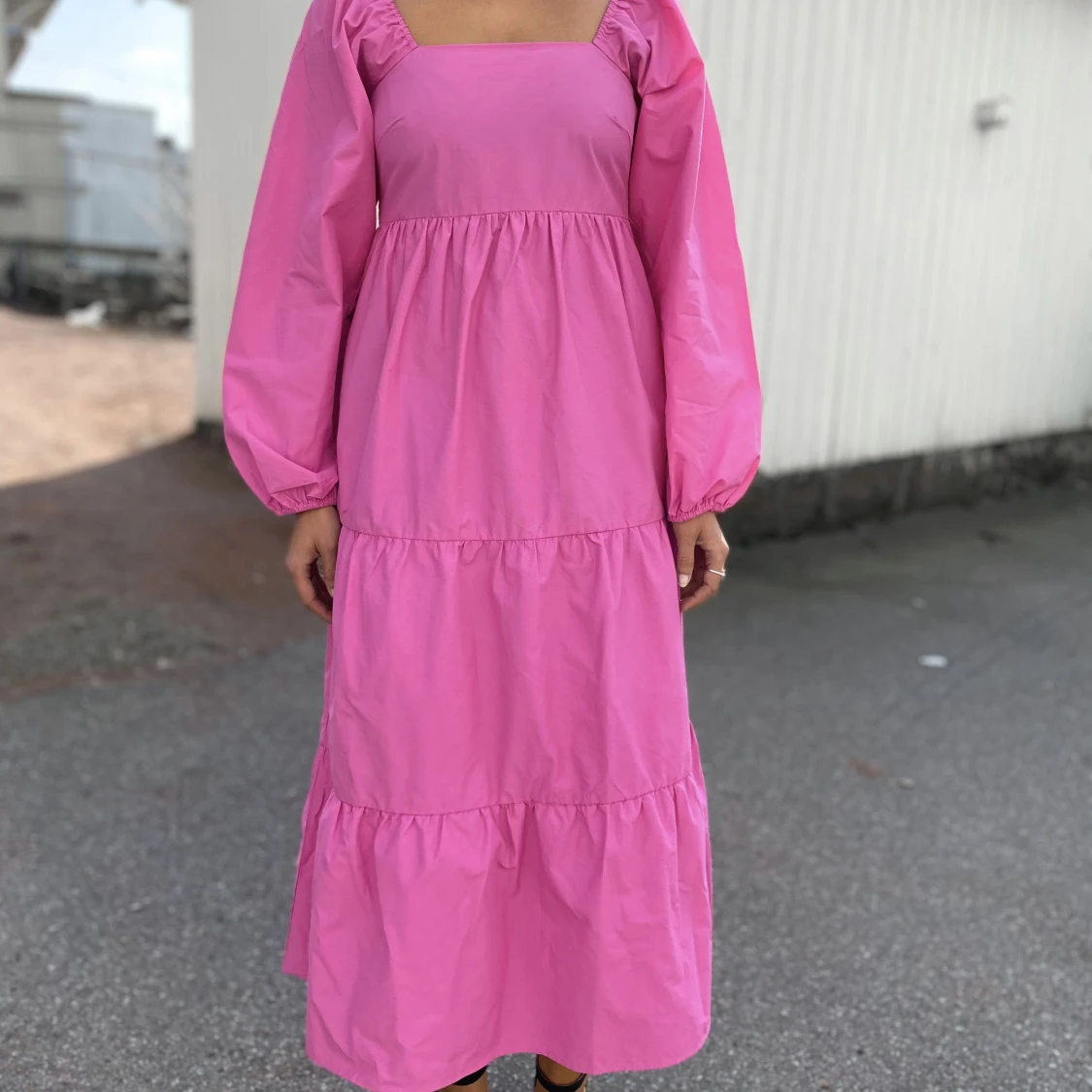 Rosa klänning med puffärmar från GESTUZ