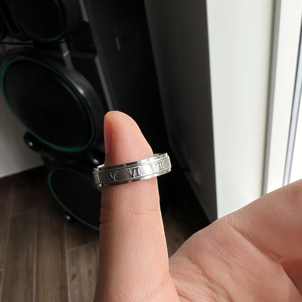 Rostfritt stål silver ring med romerska siffror.  Ej använd bara testad, säljs för den är för stor.  Strl S i män så kanske sitter lite större på tjejer. . Accessoarer.