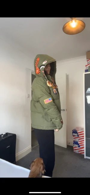 BAPE vinterjacka - BAPE vinterjacka som jag fått av min pappa i London. Vet ej om den är äkta!