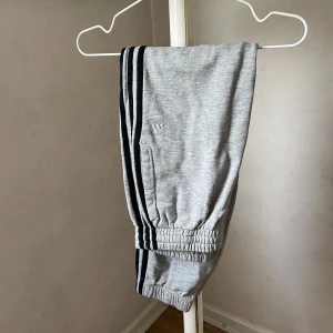 Adidas mjukisbyxor - Säljer dom bästa mjukisbyxorna från adidas!! Storlek 164, passar Xs eller S men då blir dom kortare i längden, ca. 92cm långa. Dom är lite slitna på insidan mellan benen men inget som syns utåt.🤍