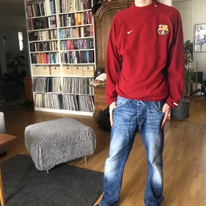Barcelona sweatshirt - Fin Barca fleece sweater. Märket är Nike och skicket är bra 👍:) Tröjan är i storlek M enligt lappen men den är stor i modellen. 