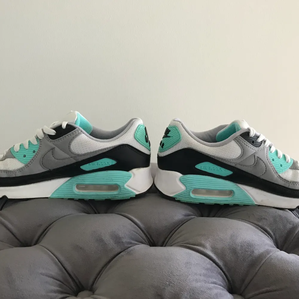 Jag säljer ett par Nike air max som är vita, lite gråa, svart och ljus blåa. Dom är i jättebra skick samt lådan också. Dom är helt fel fria  medans sulan har väldigt lite skit på men det går bort.  Köpta för 1400kr. Priset kan diskuteras vid snabb affär. . Skor.