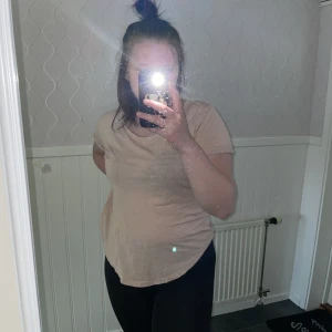 T-shirt  - En Basic rosa t-shirt tunn och skön. Storlek M. 