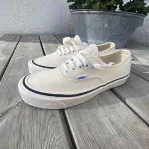 Vans ultracush style 44 - Vans ultracush style 44 i nyskick. Aldrig använda. Creme-vit färg. Storlek 38,5. Köparen står för frakten.