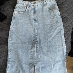 Jeanskjol - Blå jeanskjol från MNG denim i storlek M. Knappt använd.