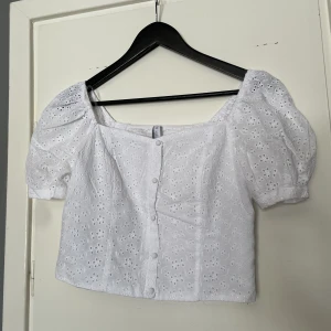 Croptop - Vit Croptop med puffärmar från Amisu i storlek M. Aldrig använd.