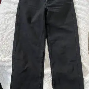 Svarta raka jeans ifrån Berskha  Slits nere vid benet på båda sidor Bra skick Strl 38