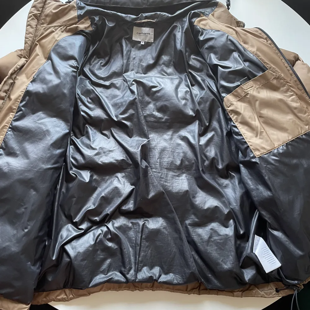 Carhartt puffer jacket storlek XL. Köpt för 2 år sedan för runt 3000 på junkyard. Jackor.