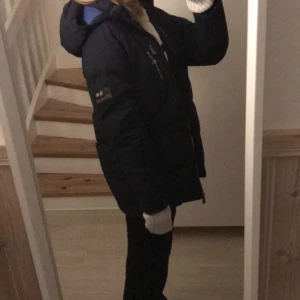 sail racing jacka - en blå jätte fin sail racing jacka, använder inte så mycket längre☺️ i jackan står det 170 men sitter bra på mej så mer small ☺️☺️