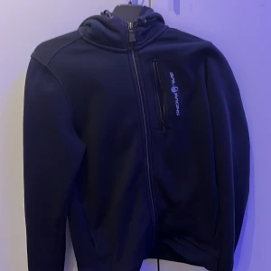 Sail Racing Zip Hoodie - Sail Racing Zip hoodie   Storlek 170cm  Beställd ifrån Carlings för 2 år sedan  Använt den väl och inga fläckar eller revor/hål i tröjan   Säljer den för att den är för liten för mig 