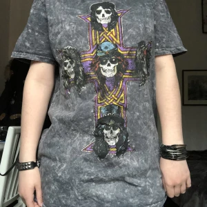 Guns and roses t-shirt! - Säljer min Guns and Roses tröja för den inte kommer till användning längre! Bra skick❤️ Köpare står för frakt :))