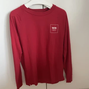 Wood Wood långermad T-shirt  - Bra skick 8/10  Betalning via Swish och köparen står för frakten 