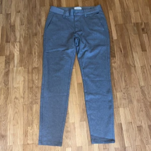 Tygbyxor  - Tygbyxor från only & Sons är märket. Använt dom 1-3 gånger. Stl 30/30 