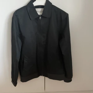 Jacka från these glory days mörkgrön  - Riktigt bra skick 9/10 Använd ett fåtal gånger  Nypris 1699kr Betalning via Swish och köparen står för frakten 