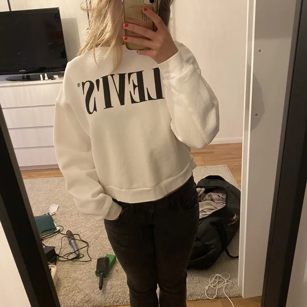 Hej! Säljer min nästan helt oanvända sweatshirt från Levis. Endast tvättad en gång samt använde en gång. Ser ut som ny, säljer då den tyvärr inte kommer till användning💕 pris kan diskuteras!. Tröjor & Koftor.