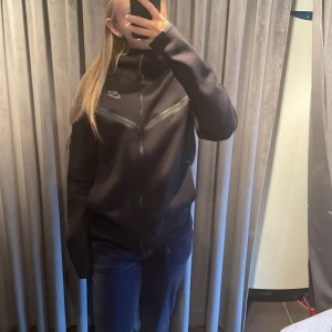 Nike Tech Fleece - Äkta nike tech fleece i svart, köpt från jdsports för 1300kr 💓Aldirg använt den så inga skador alls, därav priset💗Kan uppfattas lite stor i storleken men beror på hur man vill den ska sitta 💕