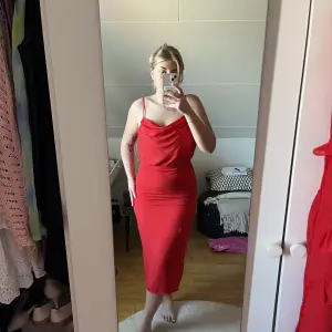 Röd klänning - använd en gång! Inga defekter! Köpt för 998 på mango