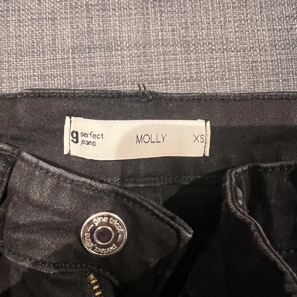 Jeans shorts från Gina tricot. Modell Molly, storlek XS. Använda ett fåtal gånger men i väldigt bra skick.. Shorts.