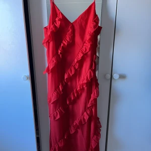 Klänning - Intressekoll - röd klänning insydd från 44 till 40.   Lång!