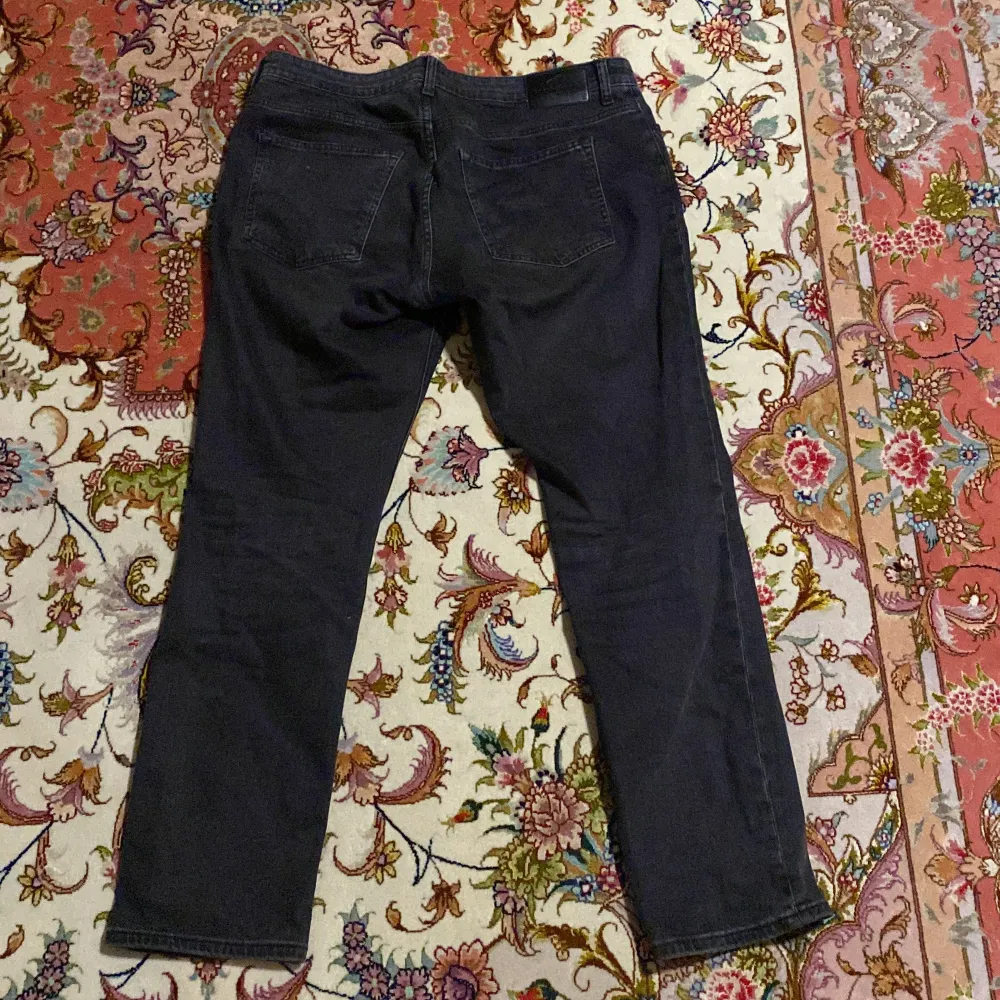 Har haft dem här jeansen nu ett par år. Har inte använd på länge så de dags att sälja dem. Inget fel med dem bra kondition fortfarande. Kan diskutera priserna.. Jeans & Byxor.