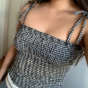 Zara linne - Super sött rutigt linne med rosetter. Passar S/M. Aldrig använd.