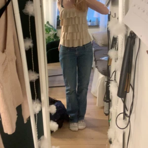 Lågmidjade jeans  - Lite vagt lågmidjade jeans, bra skick, passar mig bra i längden som är 160, från Levis 